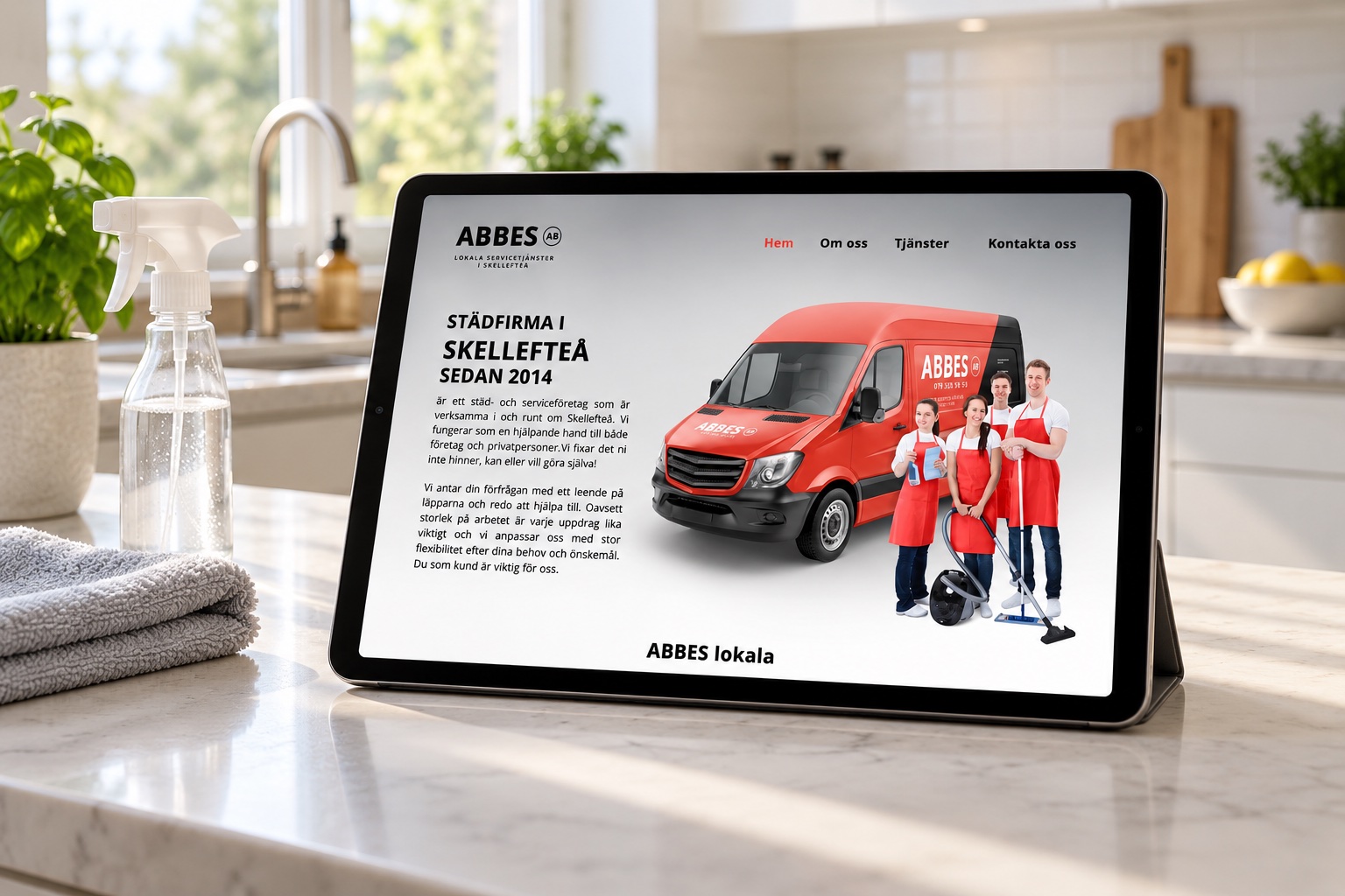 Abbes webbplats på en surfplatta i ett ljust, rent kök (mockup)