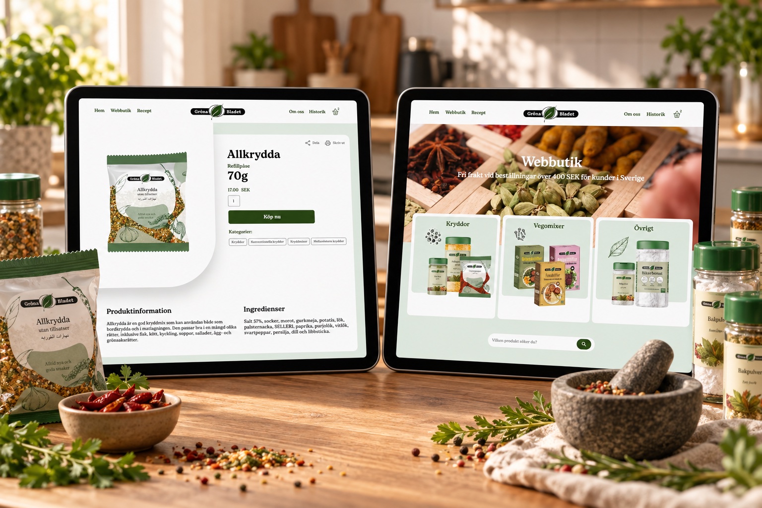 Gröna Bladets produktsida och webbshop på två iPads bredvid kryddburkarna och refillpåsarna (mockup)