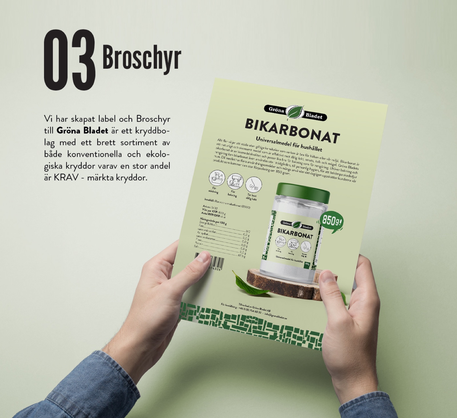 Händer som håller produktbroschyren för Gröna Bladet Bikarbonat